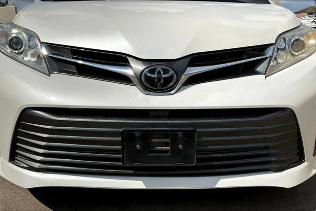Photo of 2020 White Toyota Sienna