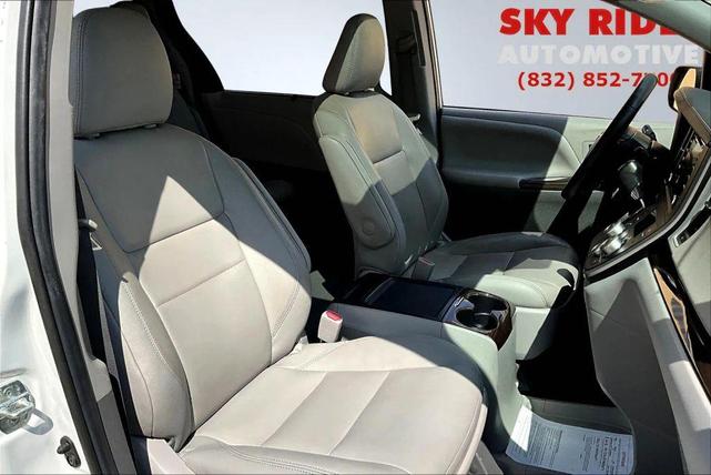 Photo of 2020 White Toyota Sienna