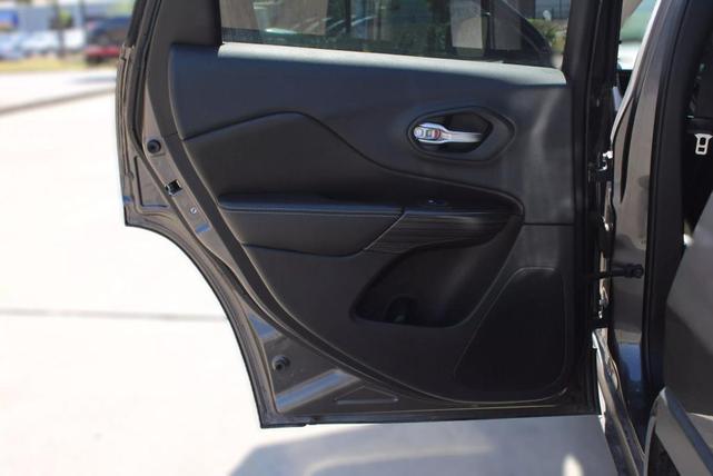Photo of 2014 Granite Crystal Metallic Clearcoat Jeep Cherokee