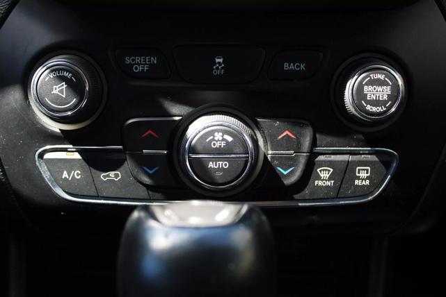 Photo of 2014 Granite Crystal Metallic Clearcoat Jeep Cherokee