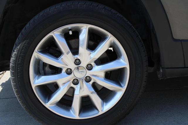 Photo of 2014 Granite Crystal Metallic Clearcoat Jeep Cherokee