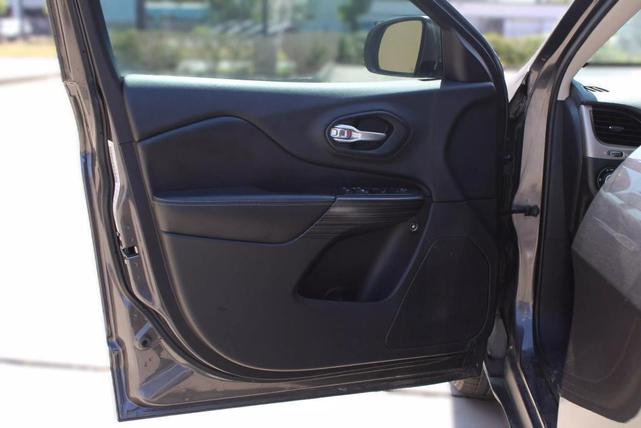 Photo of 2014 Granite Crystal Metallic Clearcoat Jeep Cherokee
