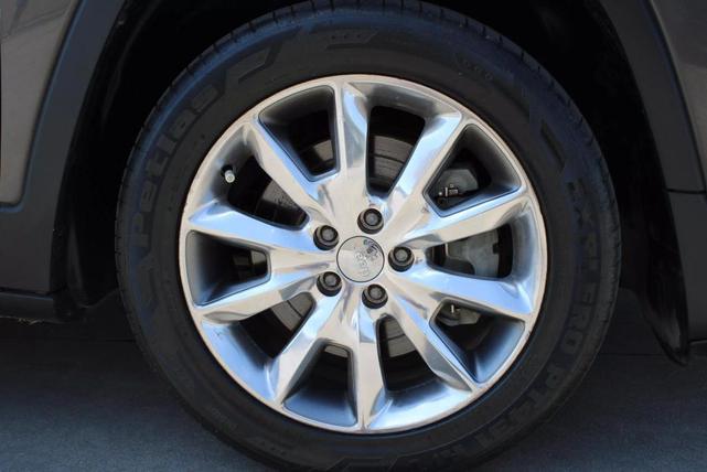 Photo of 2014 Granite Crystal Metallic Clearcoat Jeep Cherokee