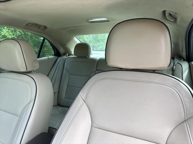 Photo of 2013 White Diamond Tricoat Chevrolet Malibu