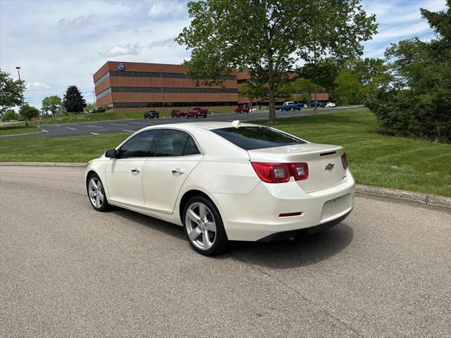Photo of 2013 White Diamond Tricoat Chevrolet Malibu