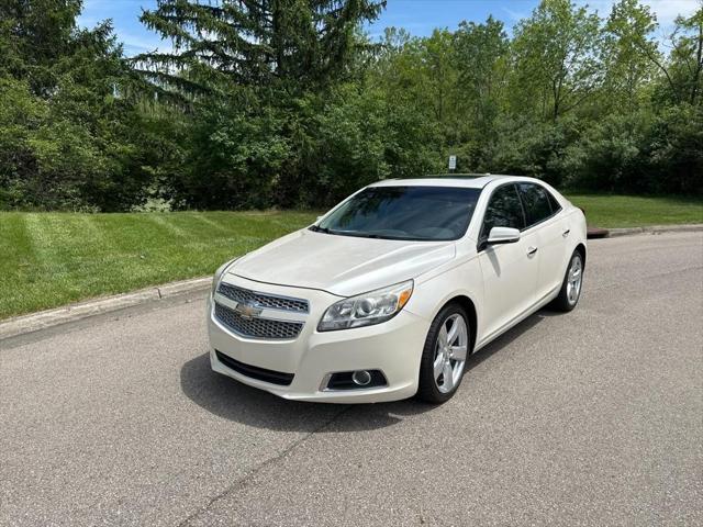 Photo of 2013 White Diamond Tricoat Chevrolet Malibu