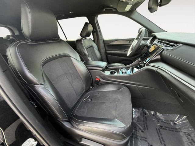Photo of 2024 Diamond Black Jeep Grand Cherokee L