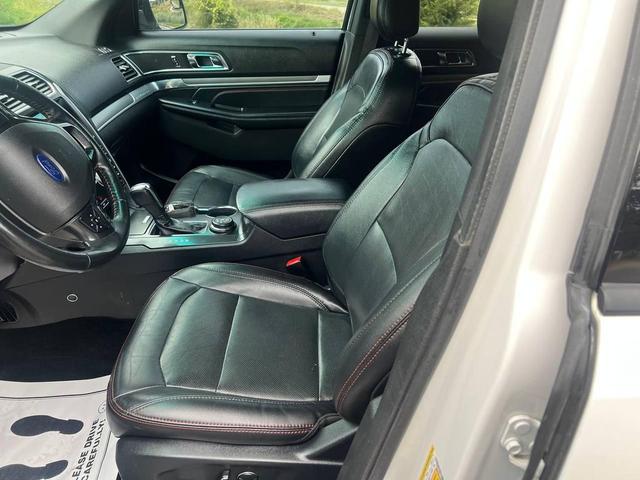 Photo of 2017 White Platinum Metallic Tri-Coat Ford Explorer
