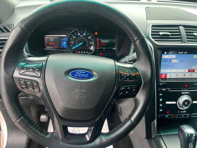 Photo of 2017 White Platinum Metallic Tri-Coat Ford Explorer