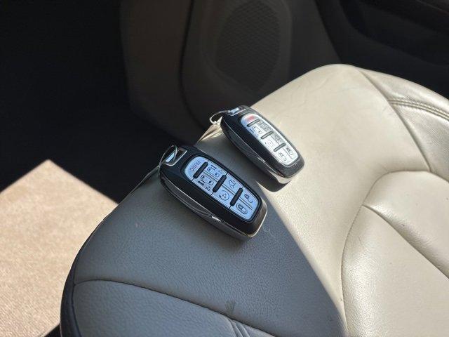 Photo of 2017 White Chrysler Pacifica