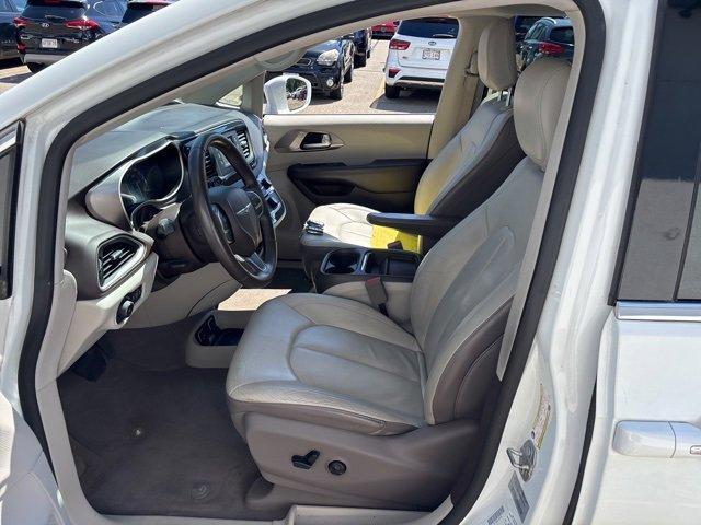 Photo of 2017 White Chrysler Pacifica