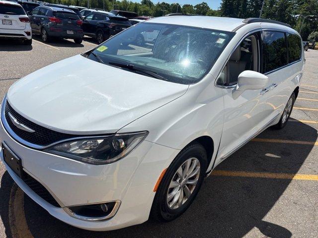 Photo of 2017 White Chrysler Pacifica