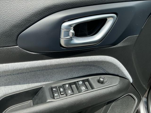 Photo of 2023 Granite Crystal Metallic Clearcoat Jeep Compass
