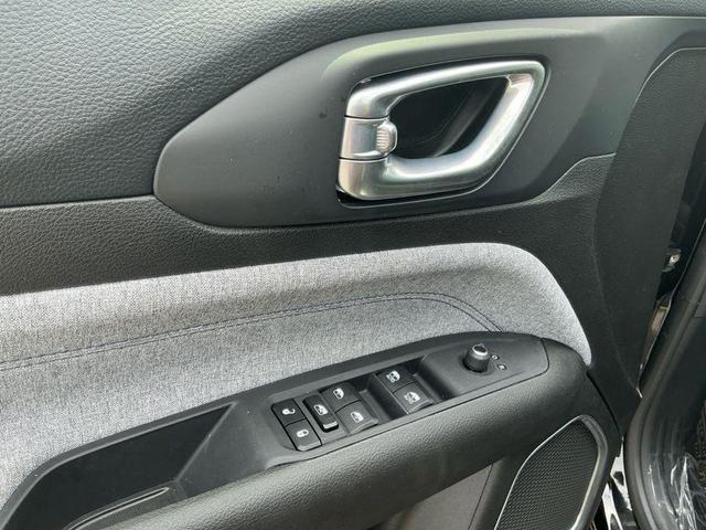 Photo of 2025 Diamond Black Crystal Pearlcoat Jeep Compass