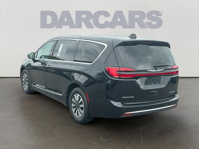 Photo of 2022 Brilliant Black Crystal Pearlcoat Chrysler Pacifica Hybrid