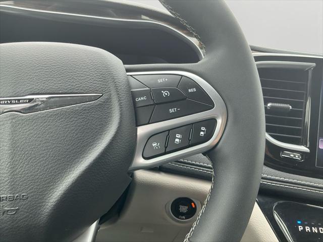 Photo of 2022 Brilliant Black Crystal Pearlcoat Chrysler Pacifica Hybrid