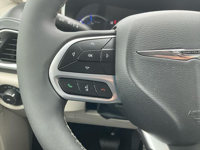 Photo of 2022 Brilliant Black Crystal Pearlcoat Chrysler Pacifica Hybrid