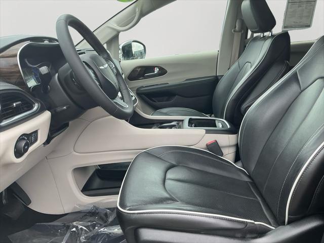 Photo of 2022 Brilliant Black Crystal Pearlcoat Chrysler Pacifica Hybrid