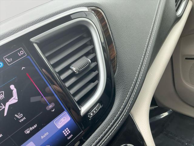 Photo of 2022 Brilliant Black Crystal Pearlcoat Chrysler Pacifica Hybrid