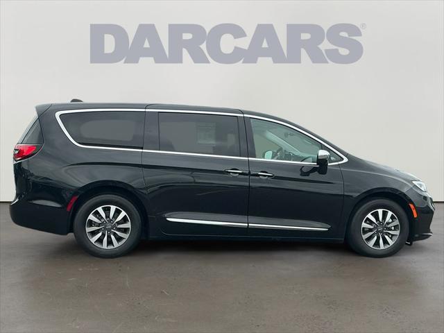 Photo of 2022 Brilliant Black Crystal Pearlcoat Chrysler Pacifica Hybrid