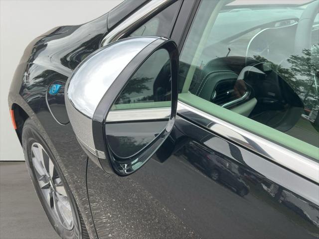 Photo of 2022 Brilliant Black Crystal Pearlcoat Chrysler Pacifica Hybrid