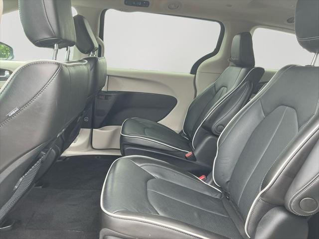Photo of 2022 Brilliant Black Crystal Pearlcoat Chrysler Pacifica Hybrid