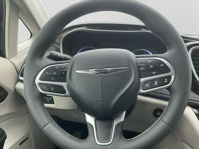 Photo of 2022 Brilliant Black Crystal Pearlcoat Chrysler Pacifica Hybrid