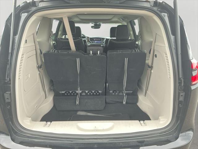 Photo of 2022 Brilliant Black Crystal Pearlcoat Chrysler Pacifica Hybrid