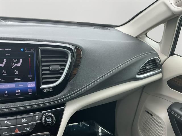 Photo of 2022 Brilliant Black Crystal Pearlcoat Chrysler Pacifica Hybrid