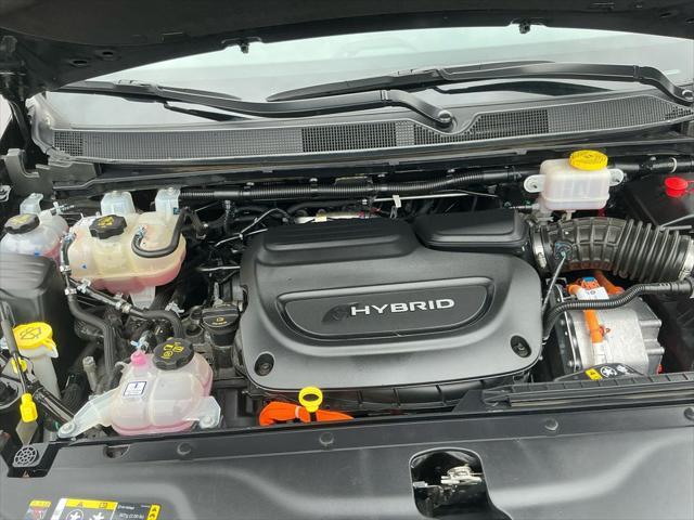 Photo of 2022 Brilliant Black Crystal Pearlcoat Chrysler Pacifica Hybrid