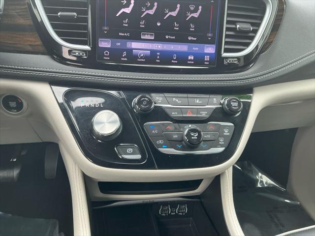 Photo of 2022 Brilliant Black Crystal Pearlcoat Chrysler Pacifica Hybrid