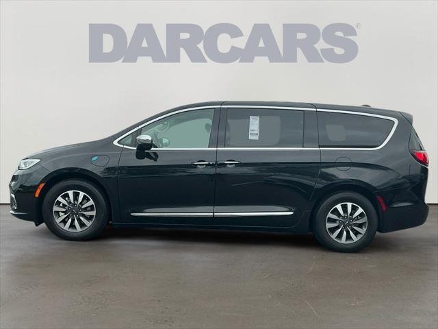 Photo of 2022 Brilliant Black Crystal Pearlcoat Chrysler Pacifica Hybrid