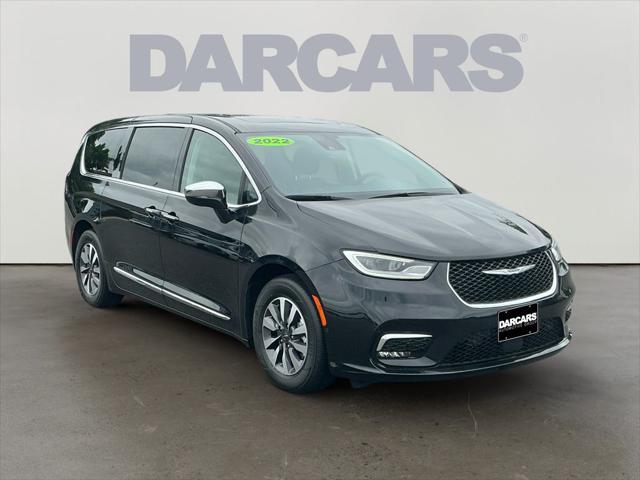 Photo of 2022 Brilliant Black Crystal Pearlcoat Chrysler Pacifica Hybrid