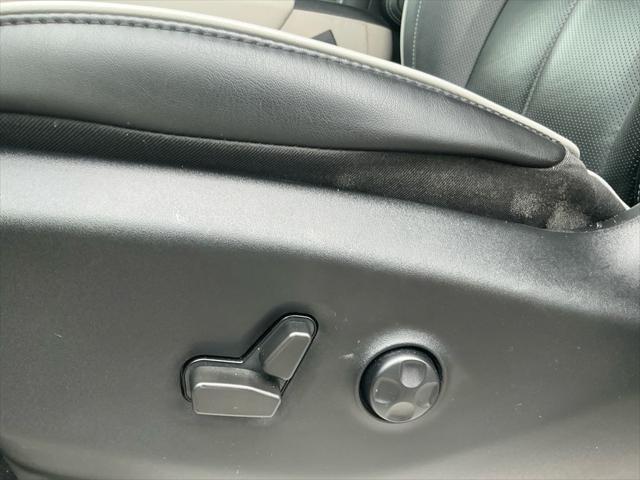 Photo of 2022 Brilliant Black Crystal Pearlcoat Chrysler Pacifica Hybrid