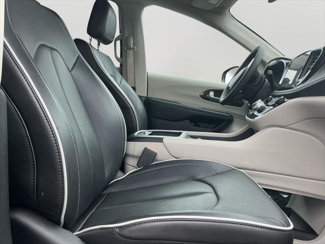 Photo of 2022 Brilliant Black Crystal Pearlcoat Chrysler Pacifica Hybrid