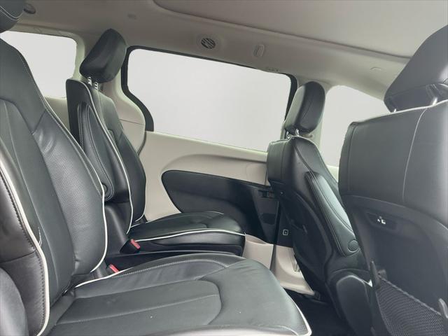 Photo of 2022 Brilliant Black Crystal Pearlcoat Chrysler Pacifica Hybrid