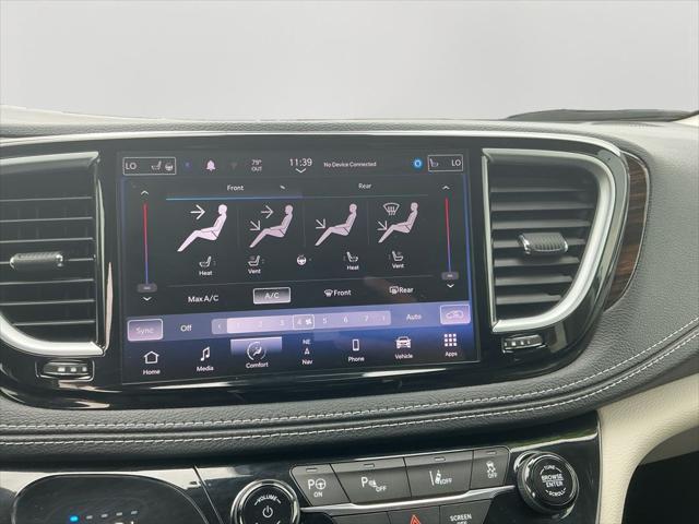 Photo of 2022 Brilliant Black Crystal Pearlcoat Chrysler Pacifica Hybrid