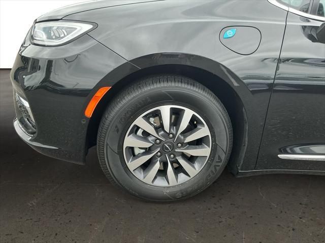 Photo of 2022 Brilliant Black Crystal Pearlcoat Chrysler Pacifica Hybrid