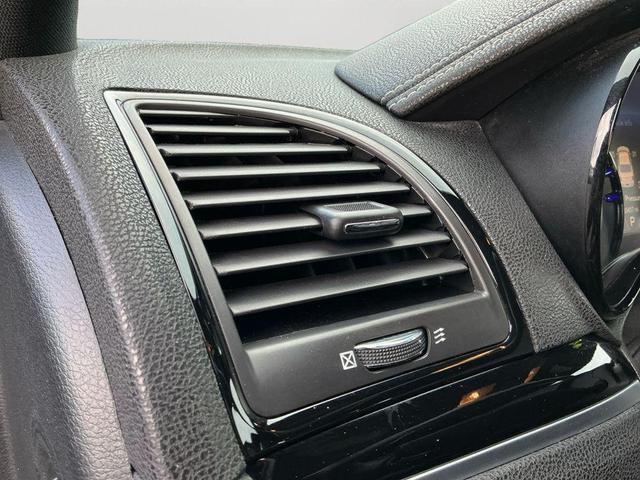 Photo of 2017 Granite Crystal Metallic Clearcoat Chrysler 300
