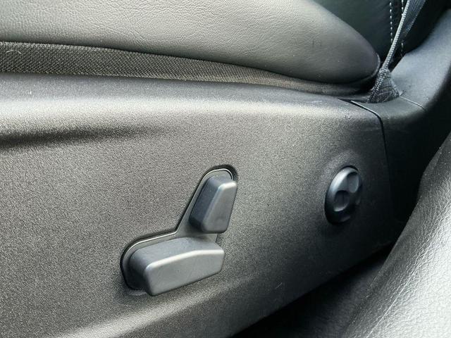 Photo of 2017 Granite Crystal Metallic Clearcoat Chrysler 300