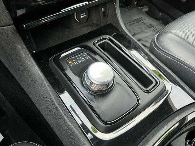 Photo of 2017 Granite Crystal Metallic Clearcoat Chrysler 300
