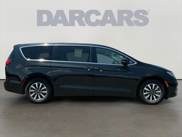Photo of 2024 Brilliant Black Crystal Pearlcoat Chrysler Pacifica Hybrid