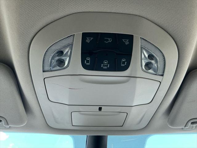 Photo of 2024 Brilliant Black Crystal Pearlcoat Chrysler Pacifica Hybrid