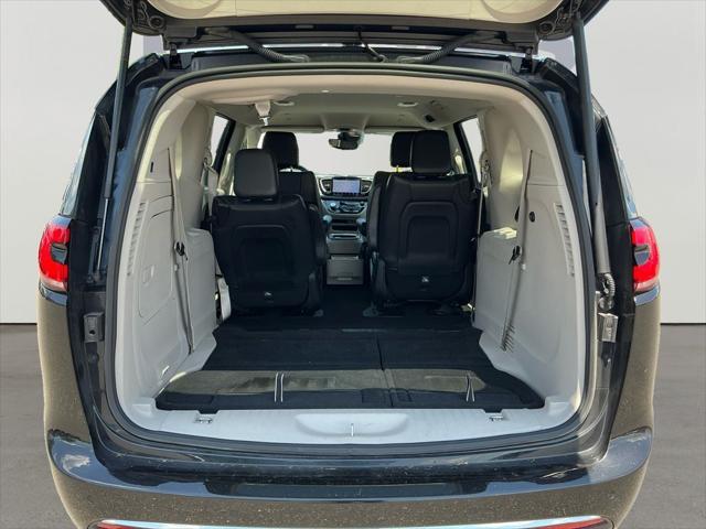 Photo of 2024 Brilliant Black Crystal Pearlcoat Chrysler Pacifica Hybrid
