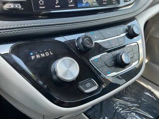 Photo of 2024 Brilliant Black Crystal Pearlcoat Chrysler Pacifica Hybrid