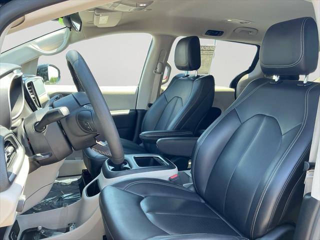 Photo of 2024 Brilliant Black Crystal Pearlcoat Chrysler Pacifica Hybrid
