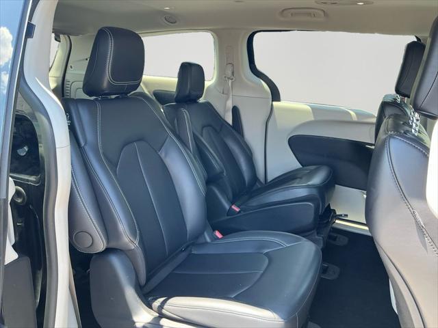 Photo of 2024 Brilliant Black Crystal Pearlcoat Chrysler Pacifica Hybrid