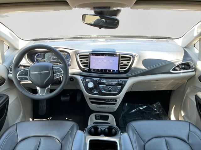 Photo of 2024 Brilliant Black Crystal Pearlcoat Chrysler Pacifica Hybrid