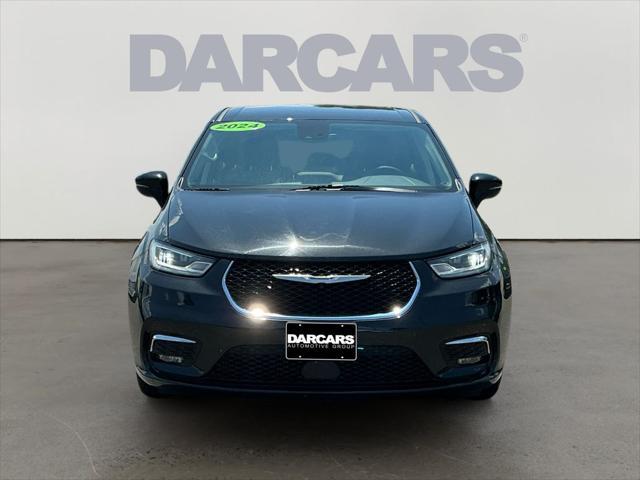 Photo of 2024 Brilliant Black Crystal Pearlcoat Chrysler Pacifica Hybrid