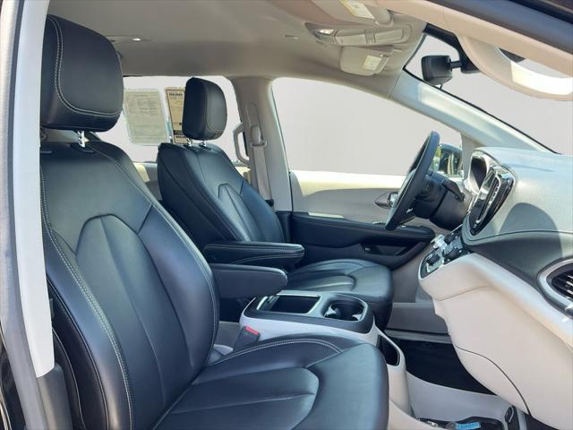 Photo of 2024 Brilliant Black Crystal Pearlcoat Chrysler Pacifica Hybrid